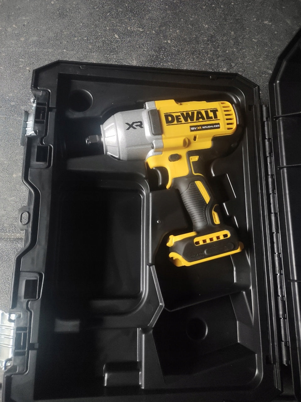 Akumulatorowy klucz udarowy 18V XR 1/2" 1898Nm body DeWALT DCF900