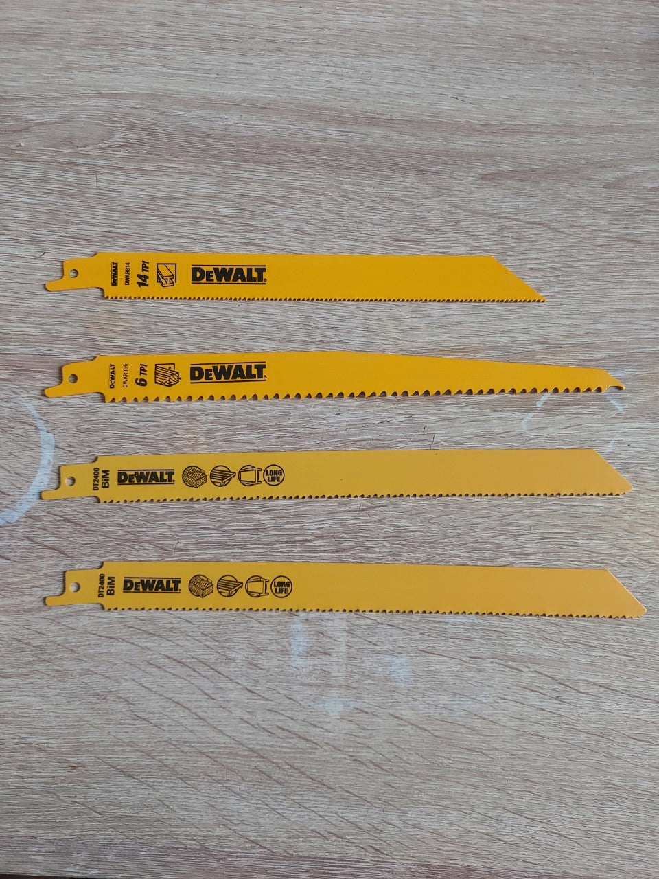 DeWALT brzeszczot do piły szablastej 225mm metal alu drewna DT2400 1szt