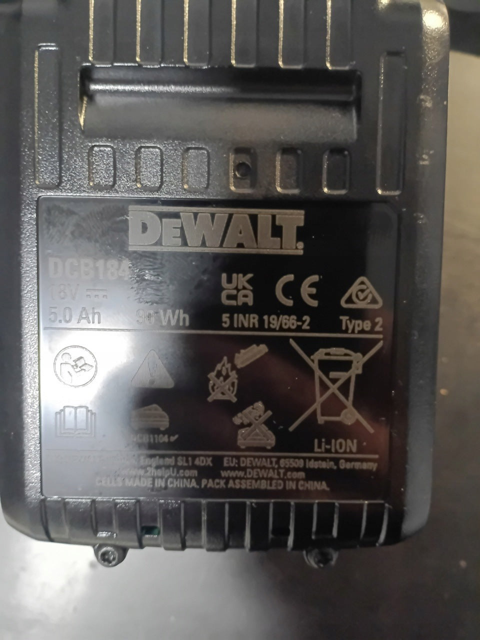 DeWALT DCB1104P1 ładowarka 1 akumulator 5,0Ah 18V