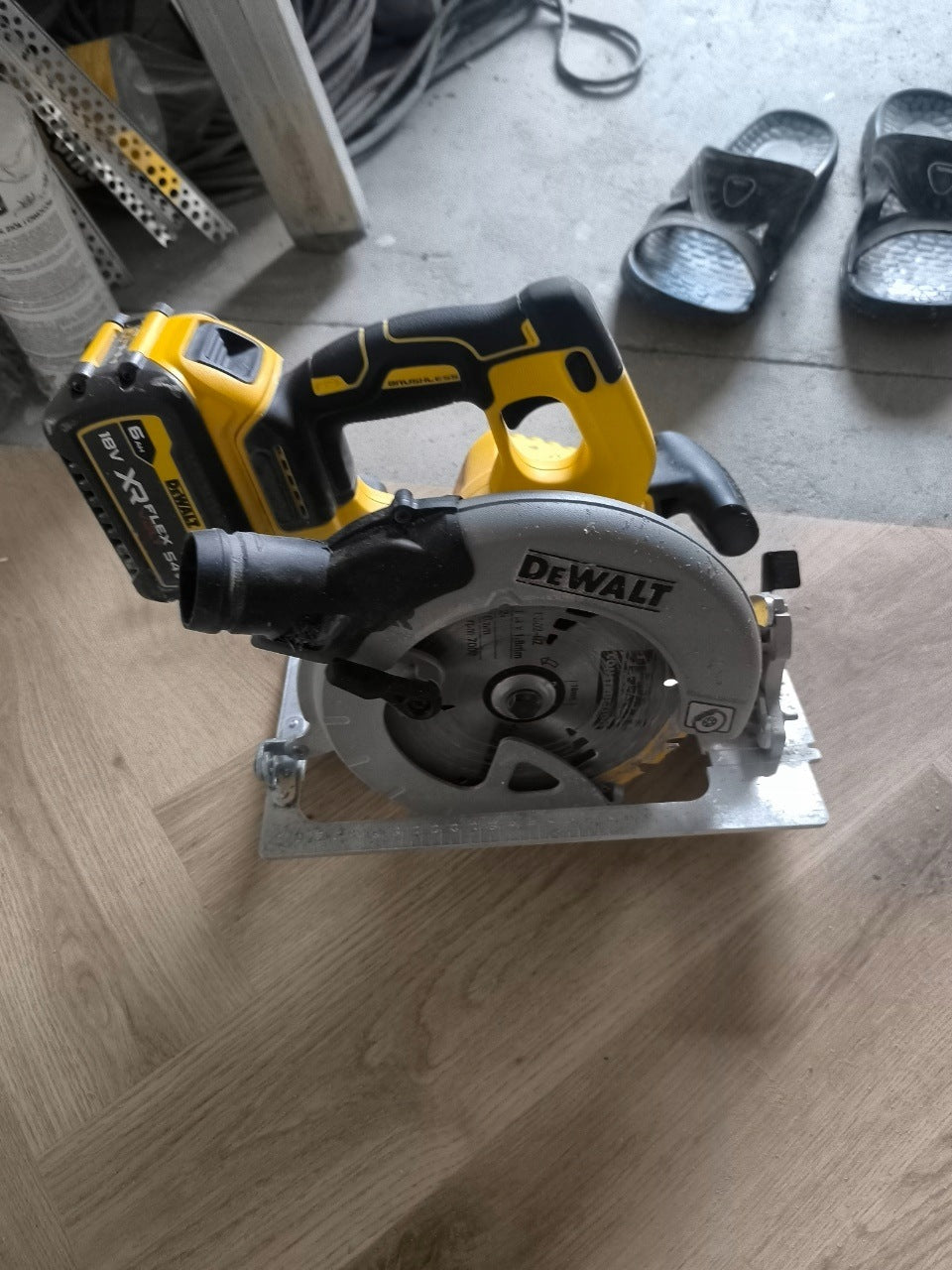 DeWALT DCS570N pilarka tarczowa 18V 184mm