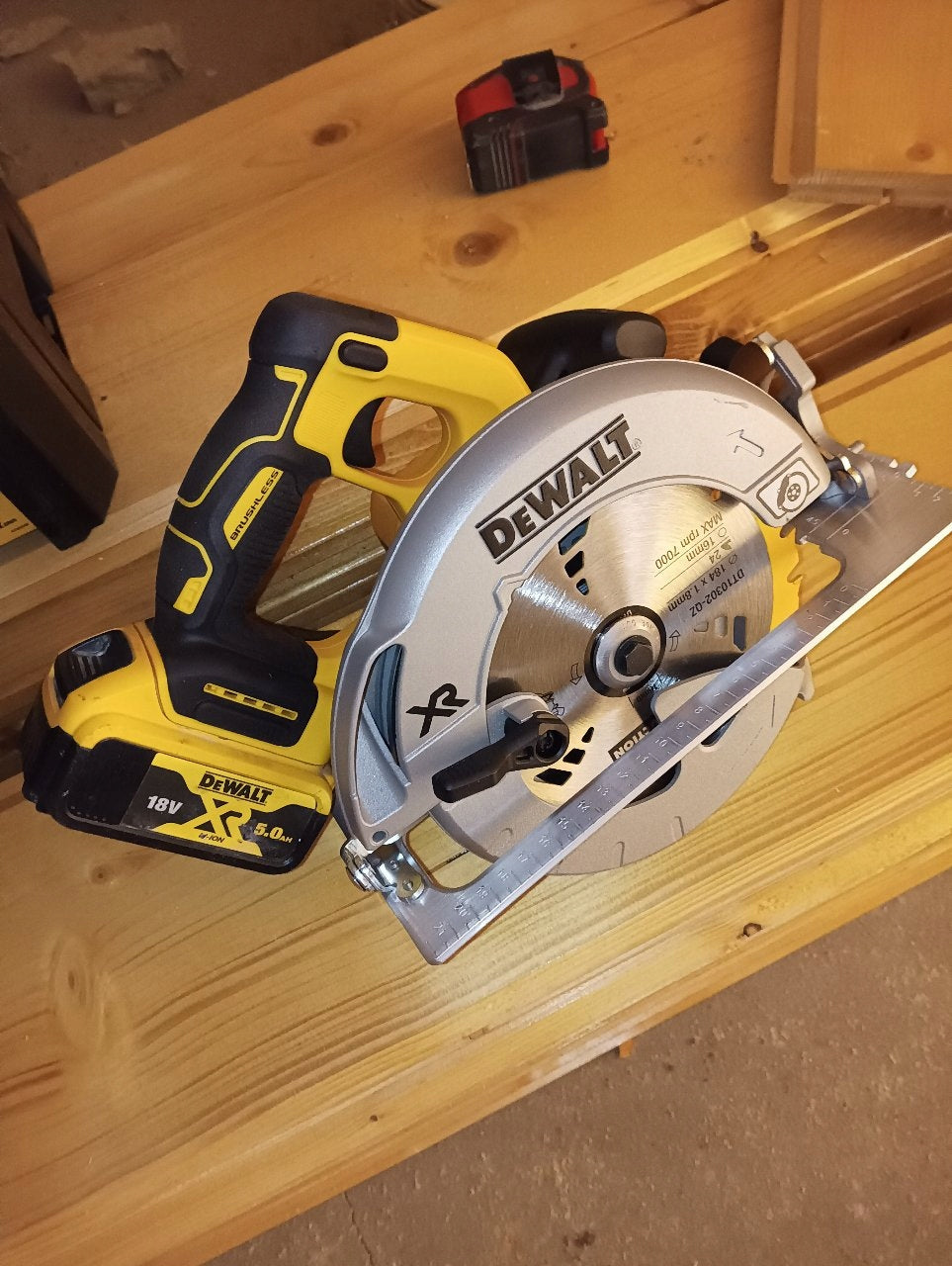 DeWALT pilarka tarczowa akumulatorowa body DCS570NT TSTAK DeWALT 18V 184mm