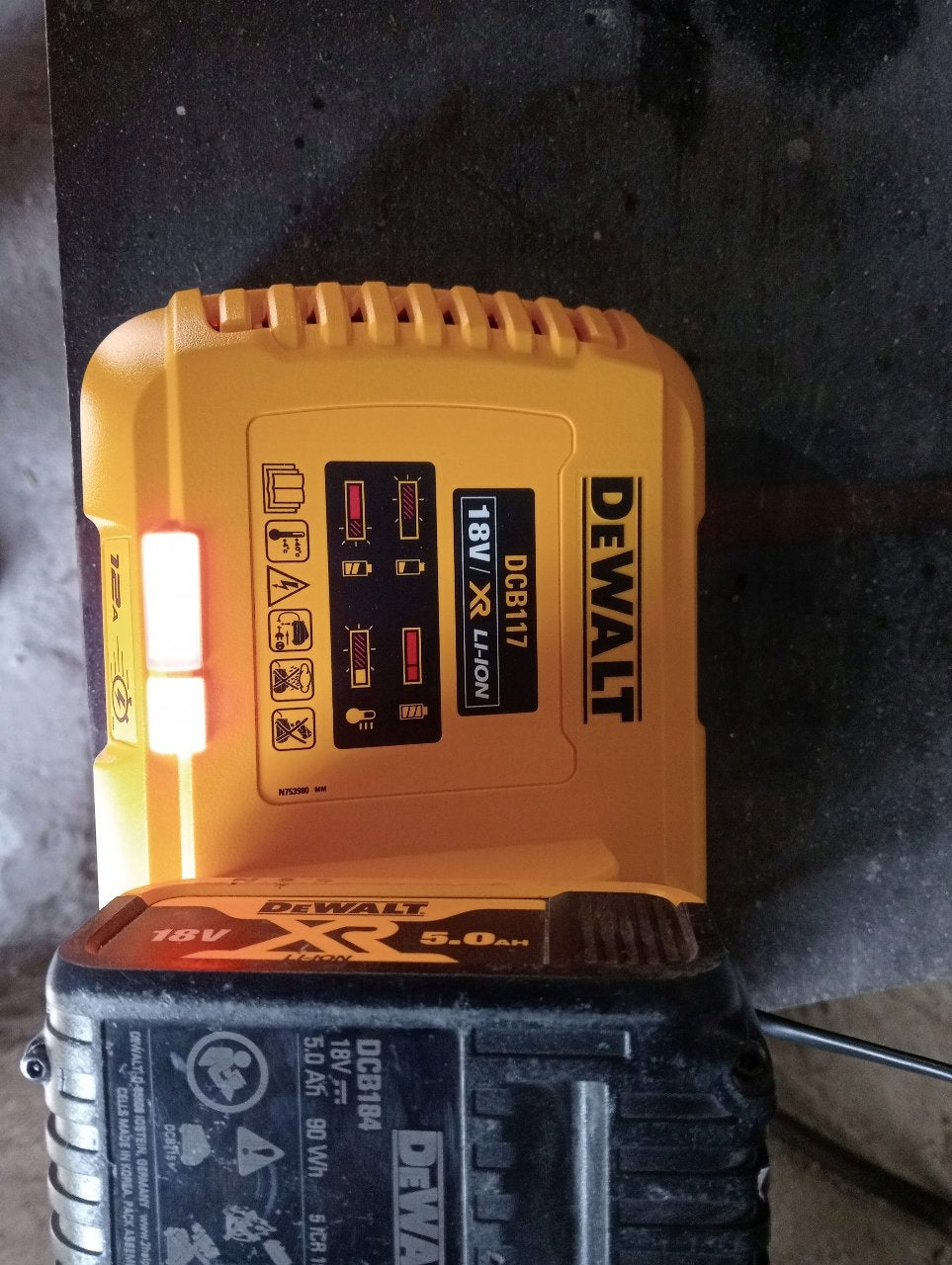 Ładowarka DeWALT DCB117-QW