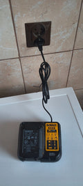 Ładowarka do akumulatorów DeWALT wielonapięciowa 10,8-18V 1,25A DCB107