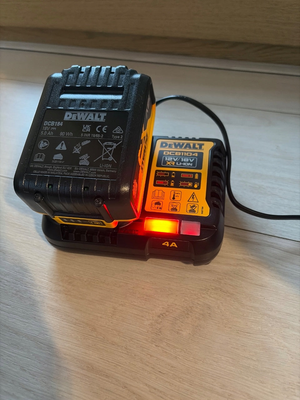 Nowa ładowarka DeWALT DCB1104 18V