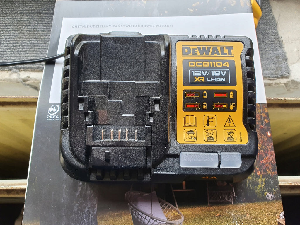 Nowa ładowarka DeWALT DCB1104 18V
