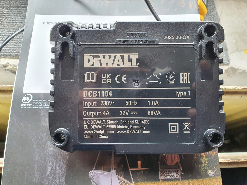 Nowa ładowarka DeWALT DCB1104 18V