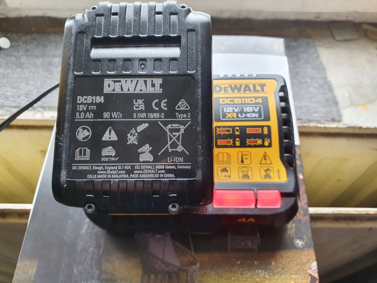 Nowa ładowarka DeWALT DCB1104 18V