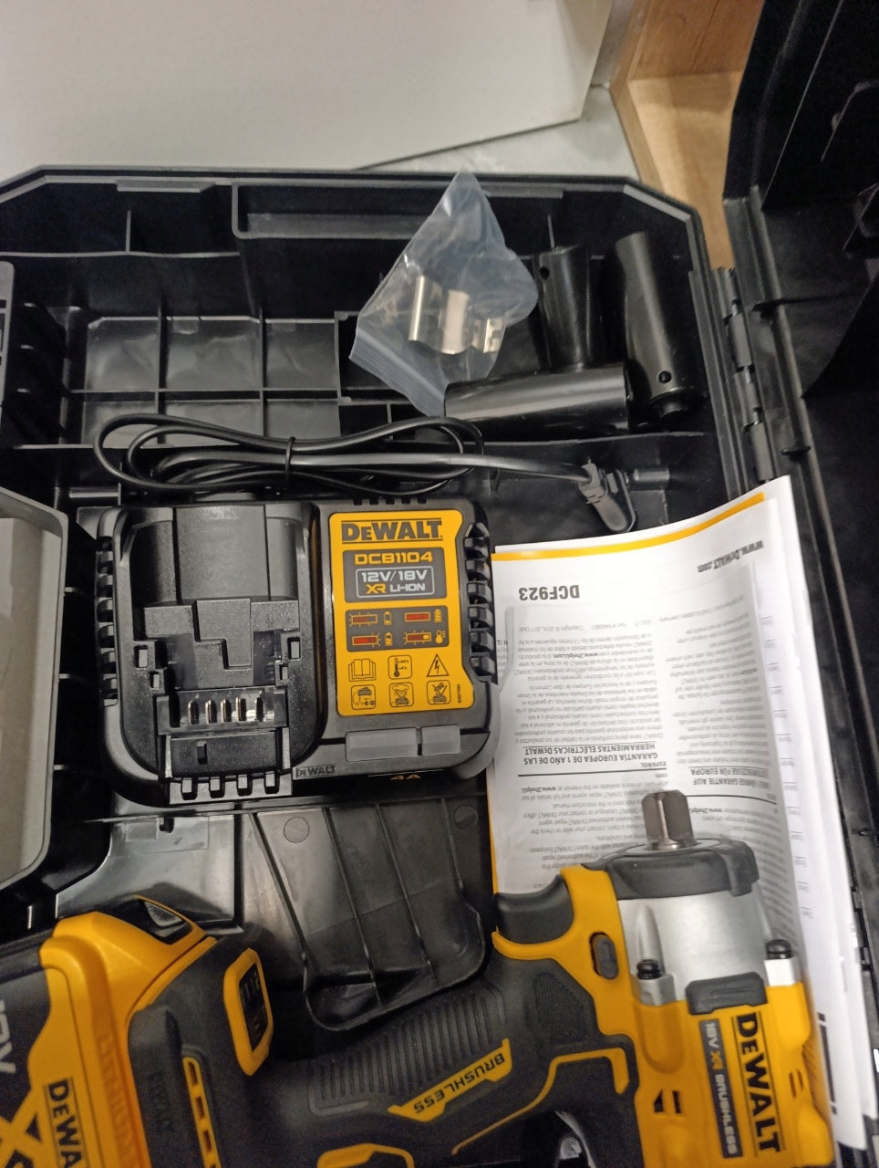 Nowa ładowarka DeWALT DCB1104 18V