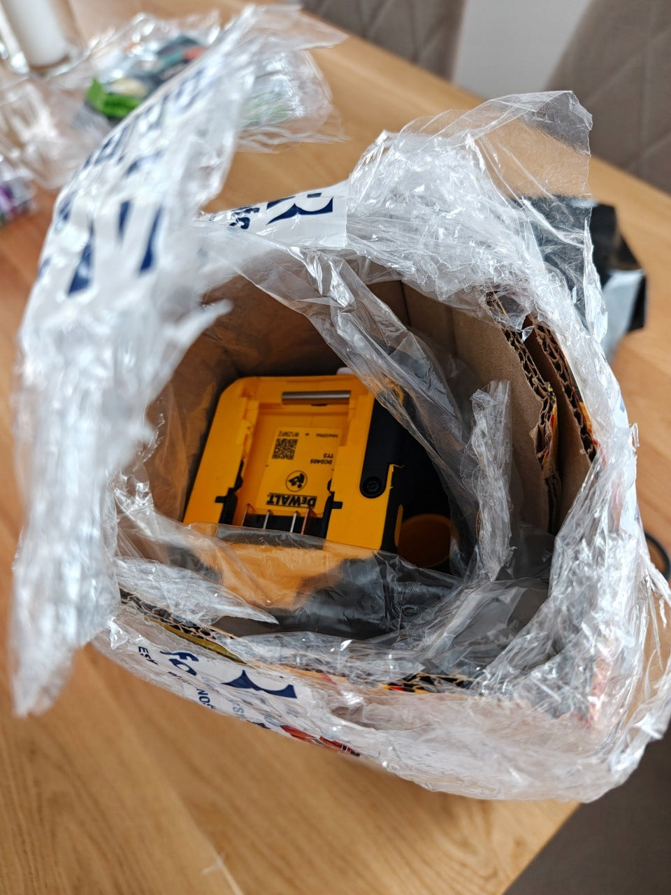 Szlifierka kątowa DeWALT, DCG405