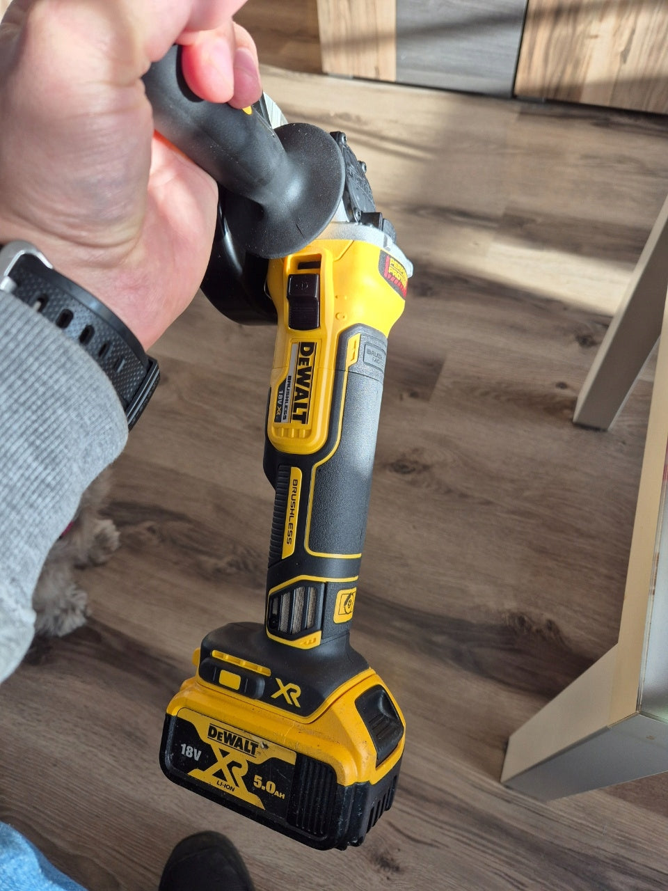 Szlifierka kątowa DeWALT, DCG405