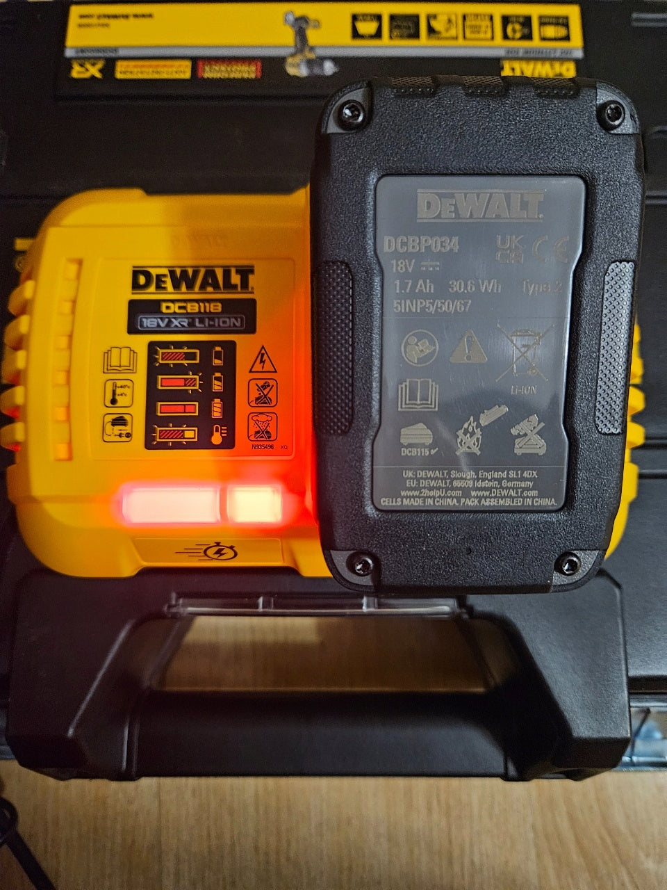 Szybka ładowarka XR 18V i FLEXVOLT DeWALT DCB118 ładowanie 8A