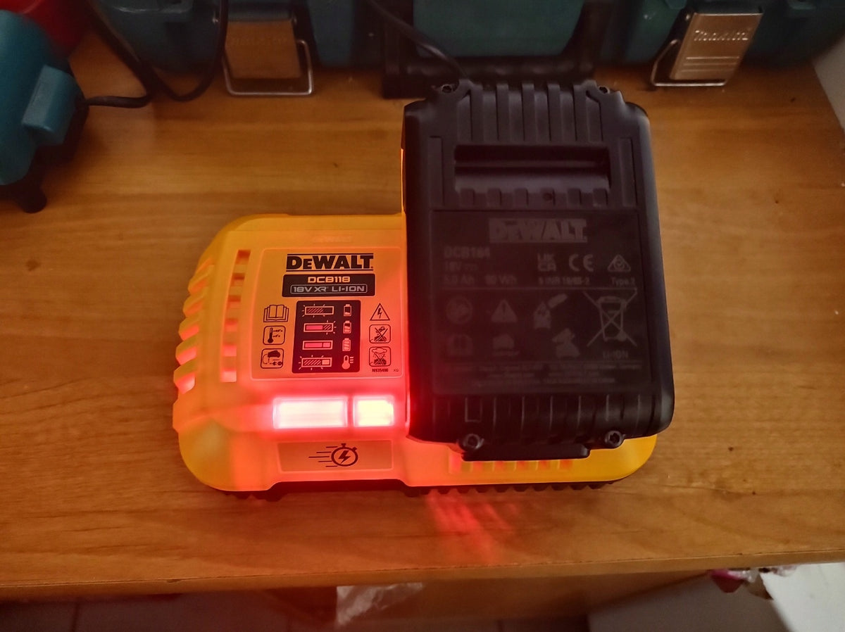 Szybka ładowarka XR 18V i FLEXVOLT DeWALT DCB118 ładowanie 8A