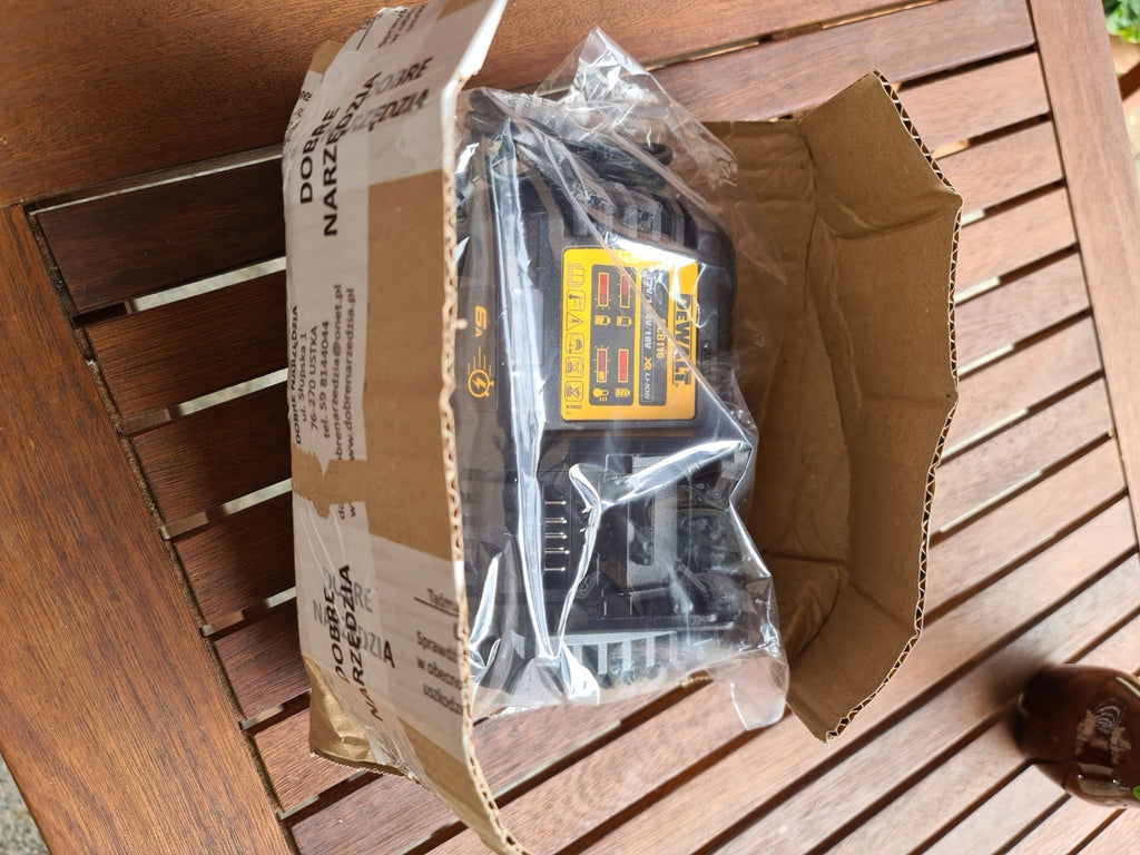 Szybka ładowarka XR 18V i FLEXVOLT DeWALT DCB118 ładowanie 8A