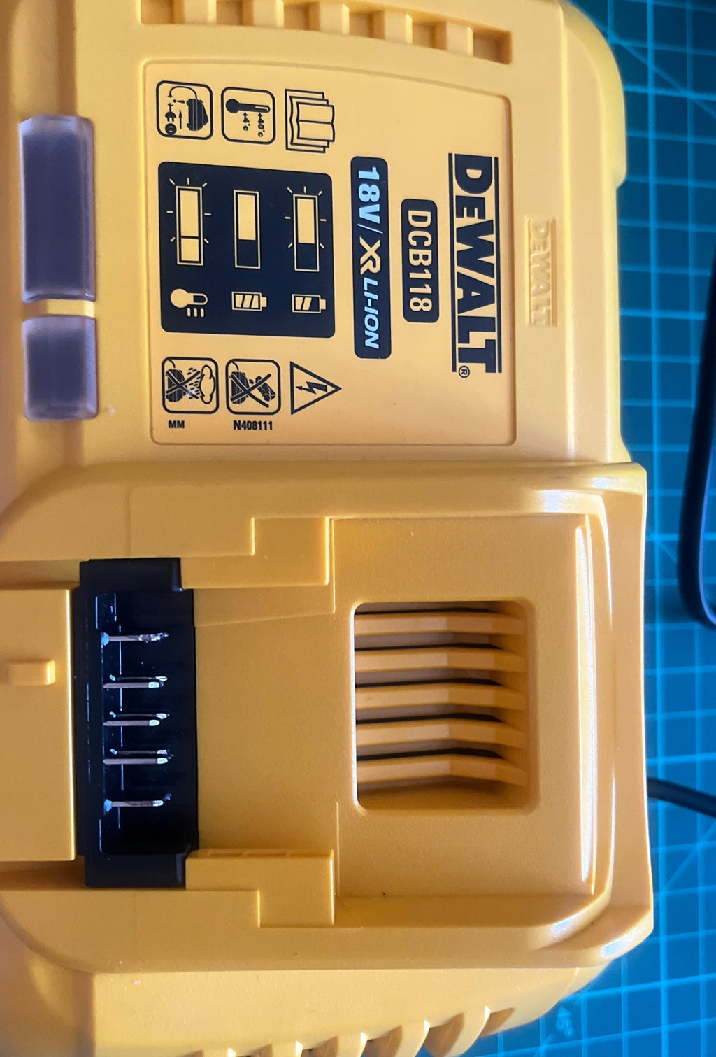 Szybka ładowarka XR 18V i FLEXVOLT DeWALT DCB118 ładowanie 8A