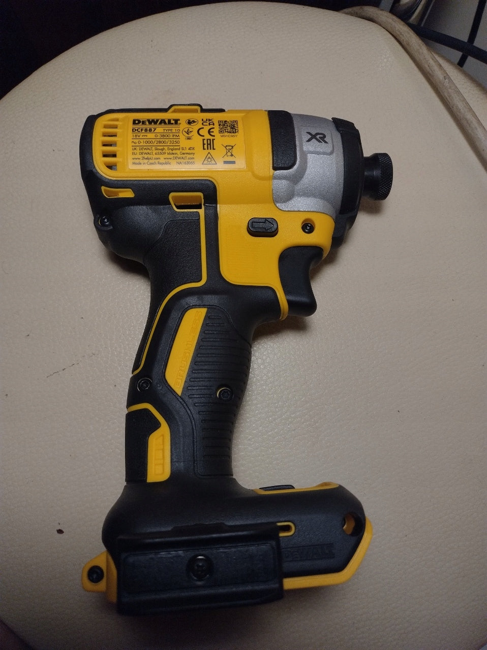 Zakrętarka udarowa 3 biegowa 205 Nm 18V 2x5.0Ah DeWALT DCF887P2