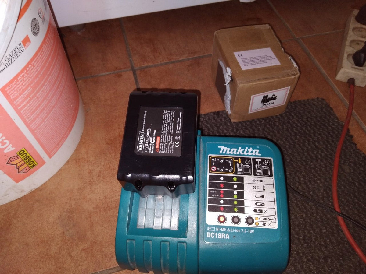 Zestaw 2 x akumulator Makita 18 V 5Ah BL1850B + ładowarka DC18RC
