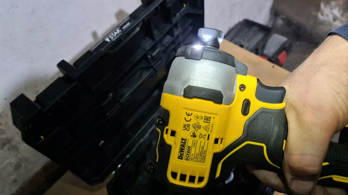 Zestaw combo wkrętarka DCD709 + zakrętarka DCF809 2x4Ah DeWALT DCK2062M2T