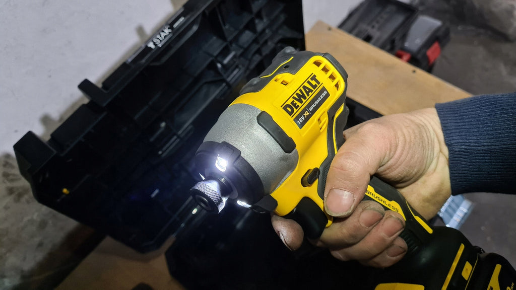 Zestaw combo wkrętarka DCD709 + zakrętarka DCF809 2x4Ah DeWALT DCK2062M2T