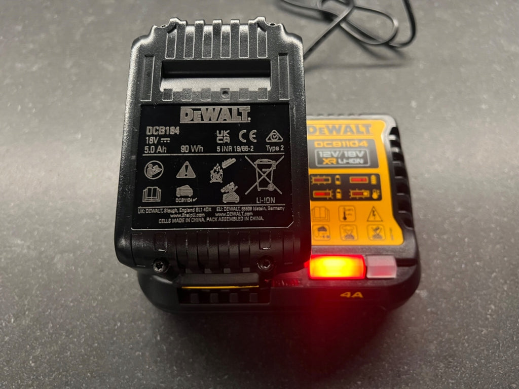 Zestaw ładowarka DCB1104 + 2x akumulator 18V 5Ah XR Li-Ion DeWALT DCB184